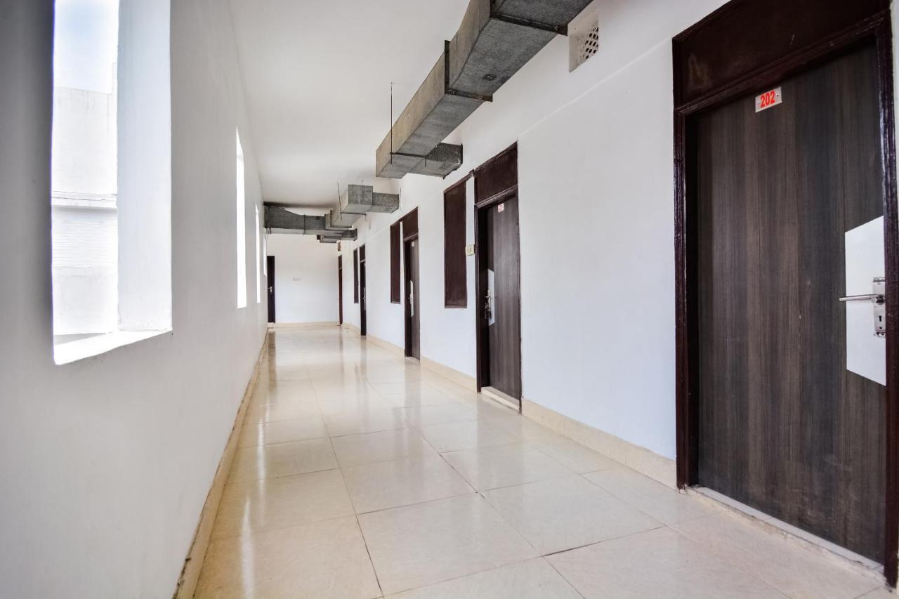 Oyo 46152 Hotel Neelam Karnāl Екстериор снимка
